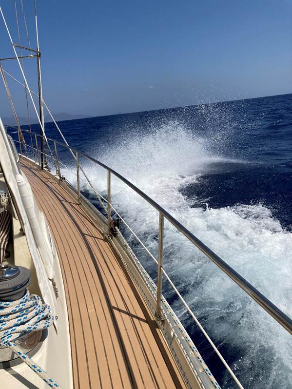 Une image contenant extérieur, eau, planche, équitation
Description générée automatiquement