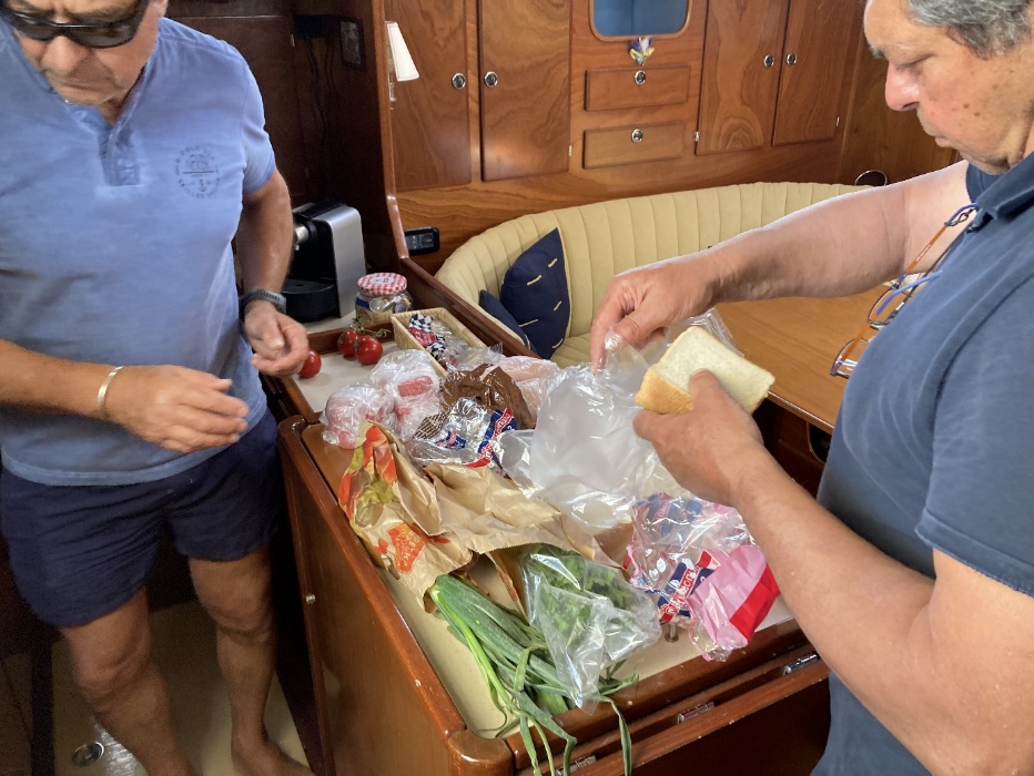 Une image contenant personne, intérieur, cuisine, préparation
Description générée automatiquement