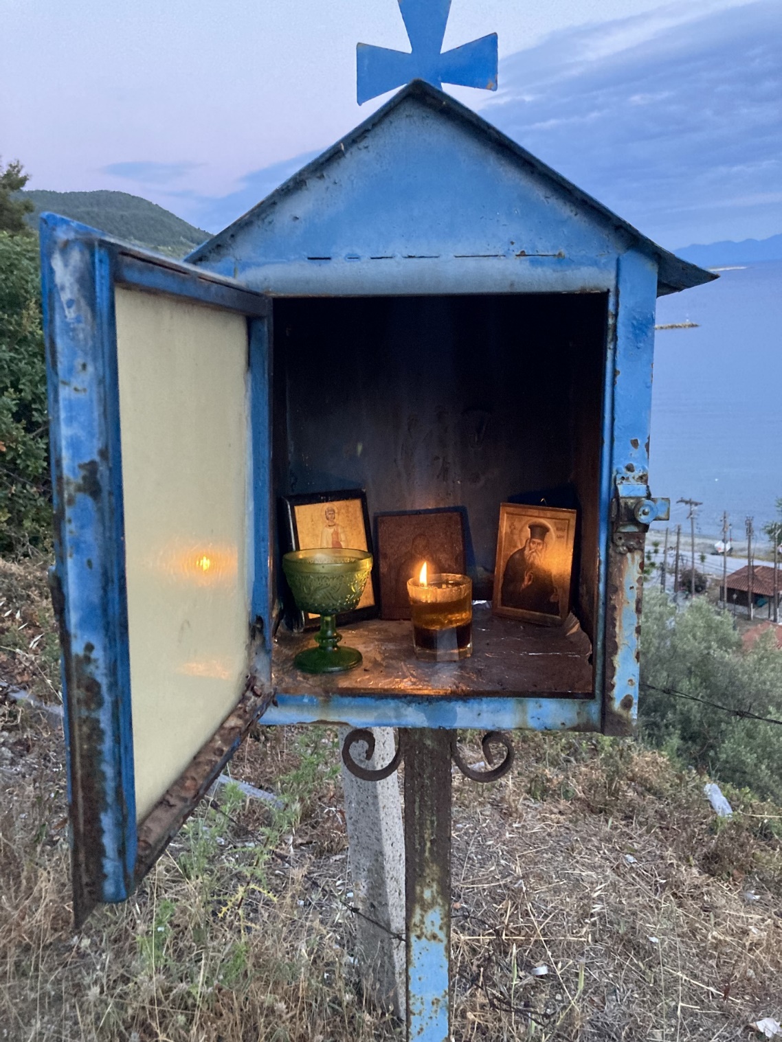 Une image contenant extérieur, herbe, bâtiment, vieux
Description générée automatiquement