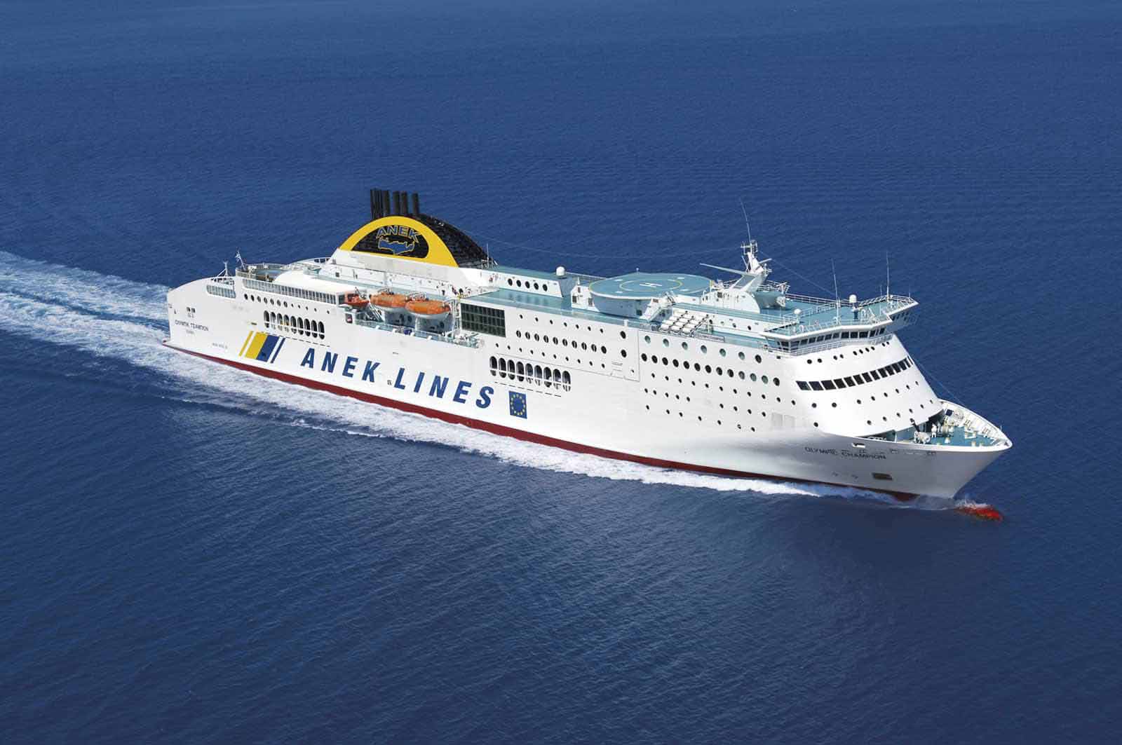 Une image contenant eau, bateau, extérieur, navire
Description générée automatiquement