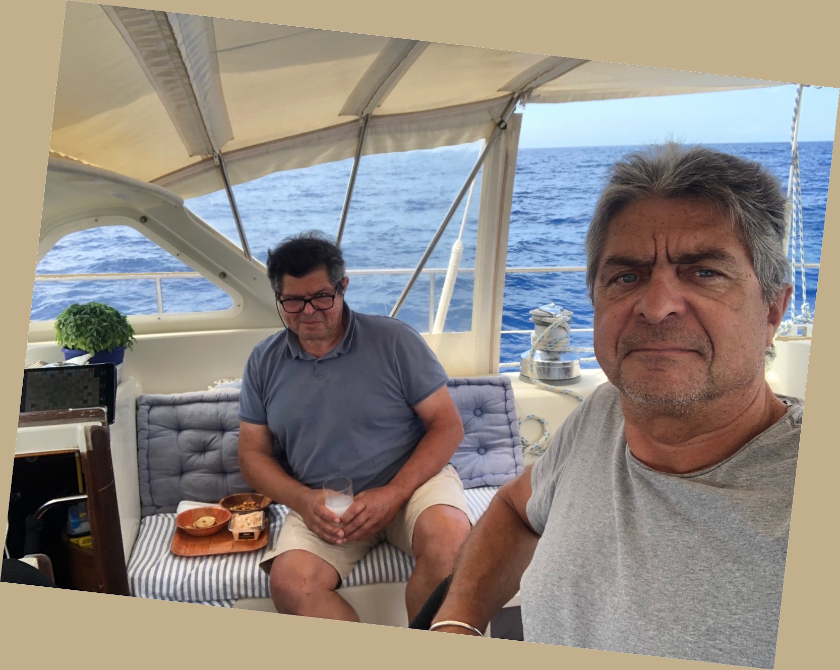 Une image contenant texte, homme, personne, extérieur
Description générée automatiquement