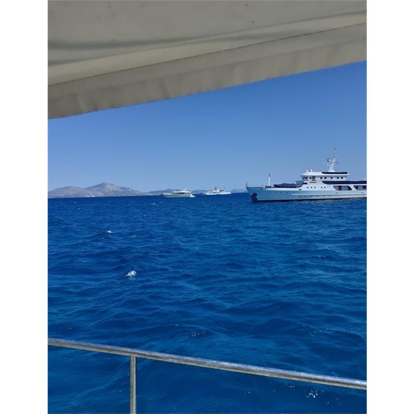 Une image contenant intérieur, bleu, quai
Description générée automatiquement