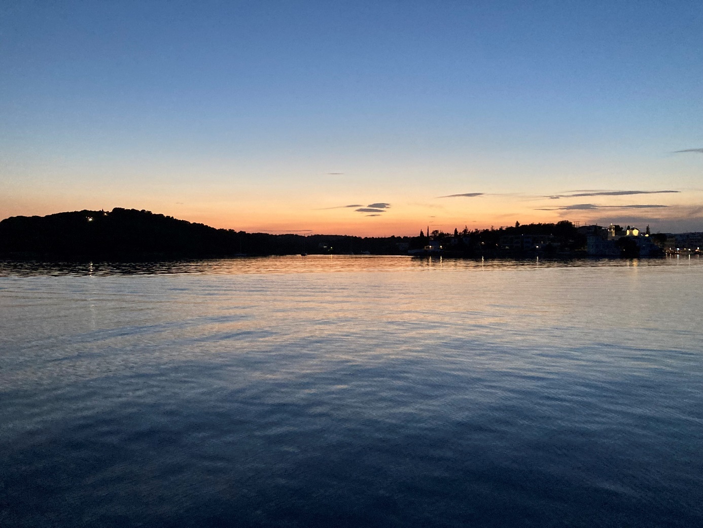 Une image contenant ciel, eau, extérieur, crépuscule
Description générée automatiquement