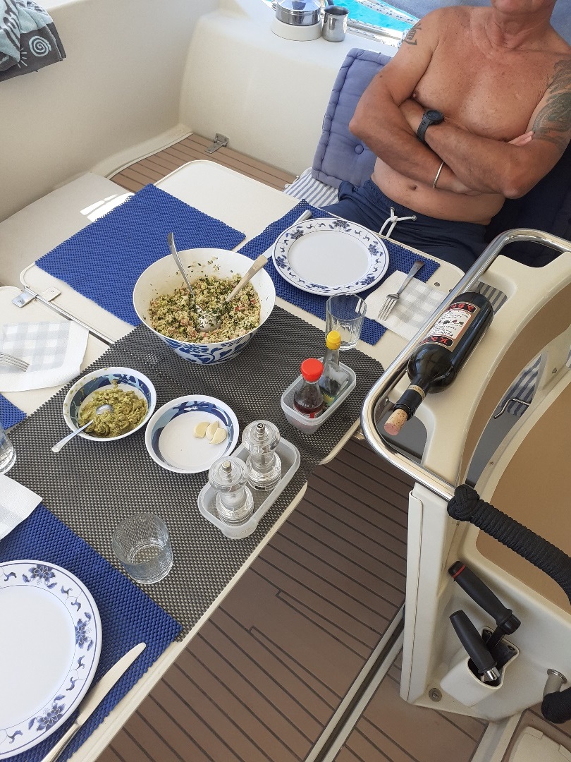 Une image contenant personne
Description générée automatiquement