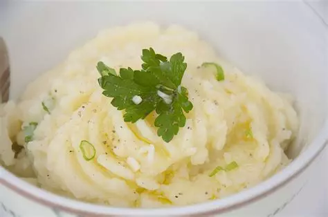 Une image contenant alimentation, assiette, intérieur, bol
Description générée automatiquement