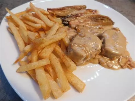 Une image contenant assiette, frites, alimentation, plat
Description générée automatiquement