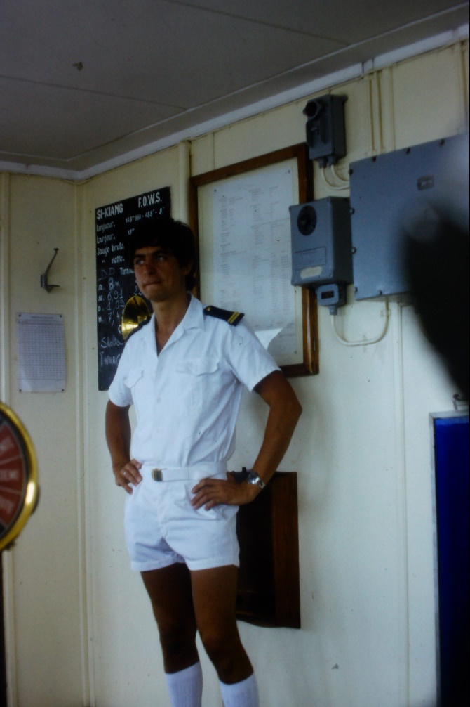 Une image contenant personne, habits, mur, intérieur Description générée automatiquement