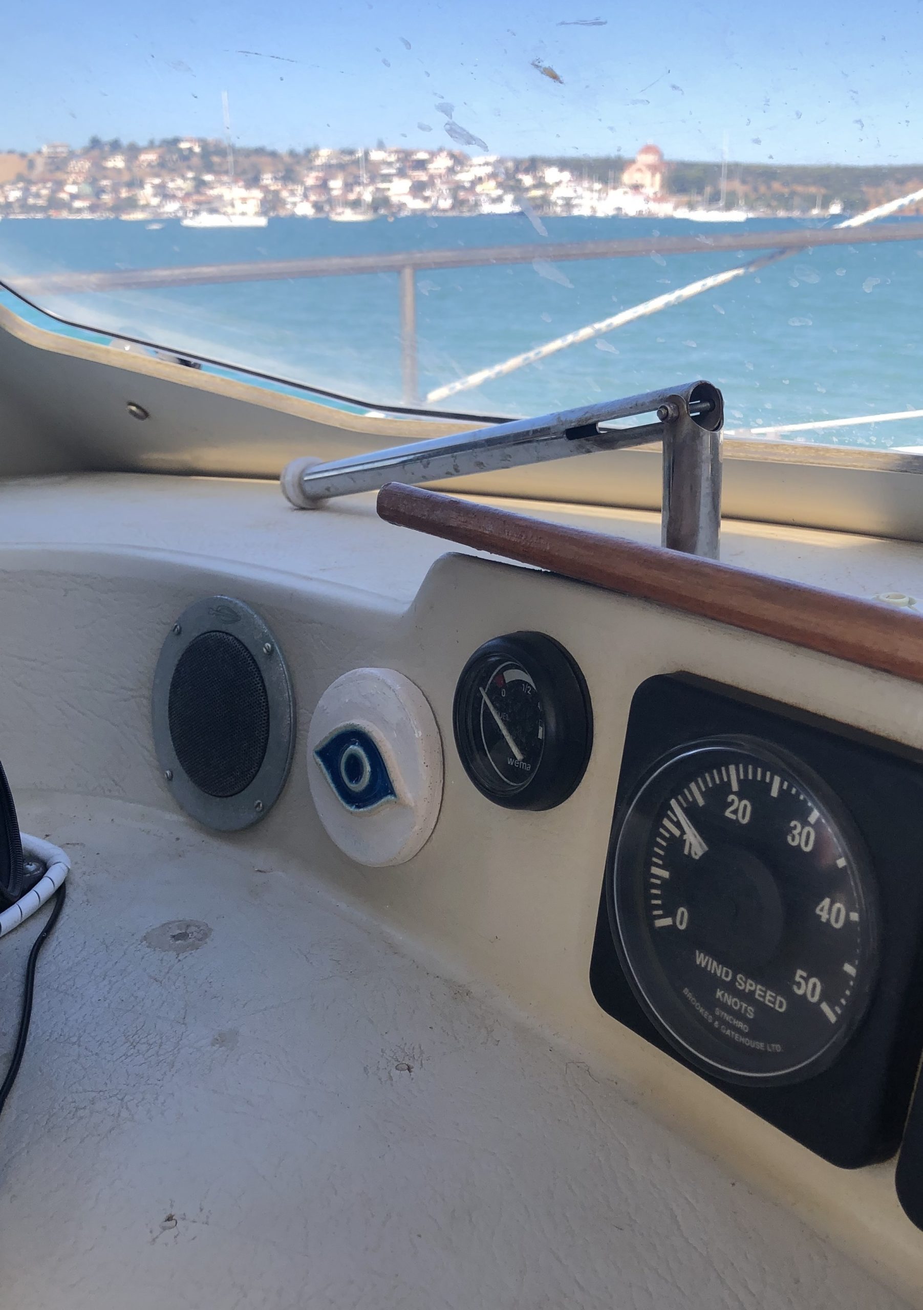 Une image contenant jauge, Instrument de mesure, plein air, voile Description générée automatiquement