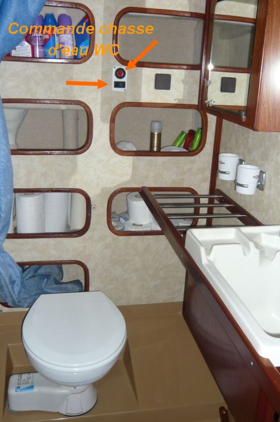 Une image contenant intérieur, salle de bain, Appareil sanitaire, miroir Description générée automatiquement