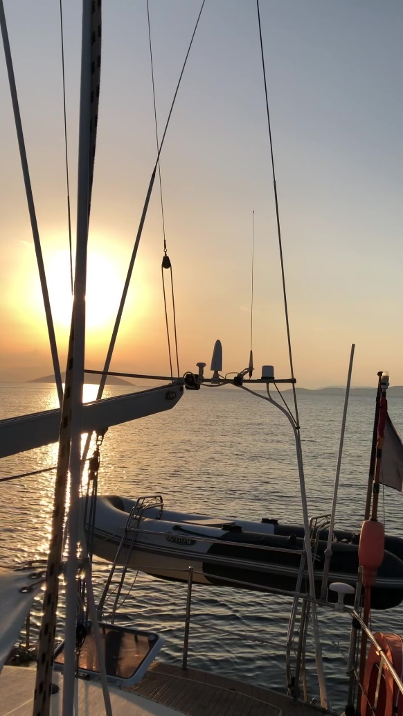 Une image contenant plein air, bateau, eau, ciel Description générée automatiquement