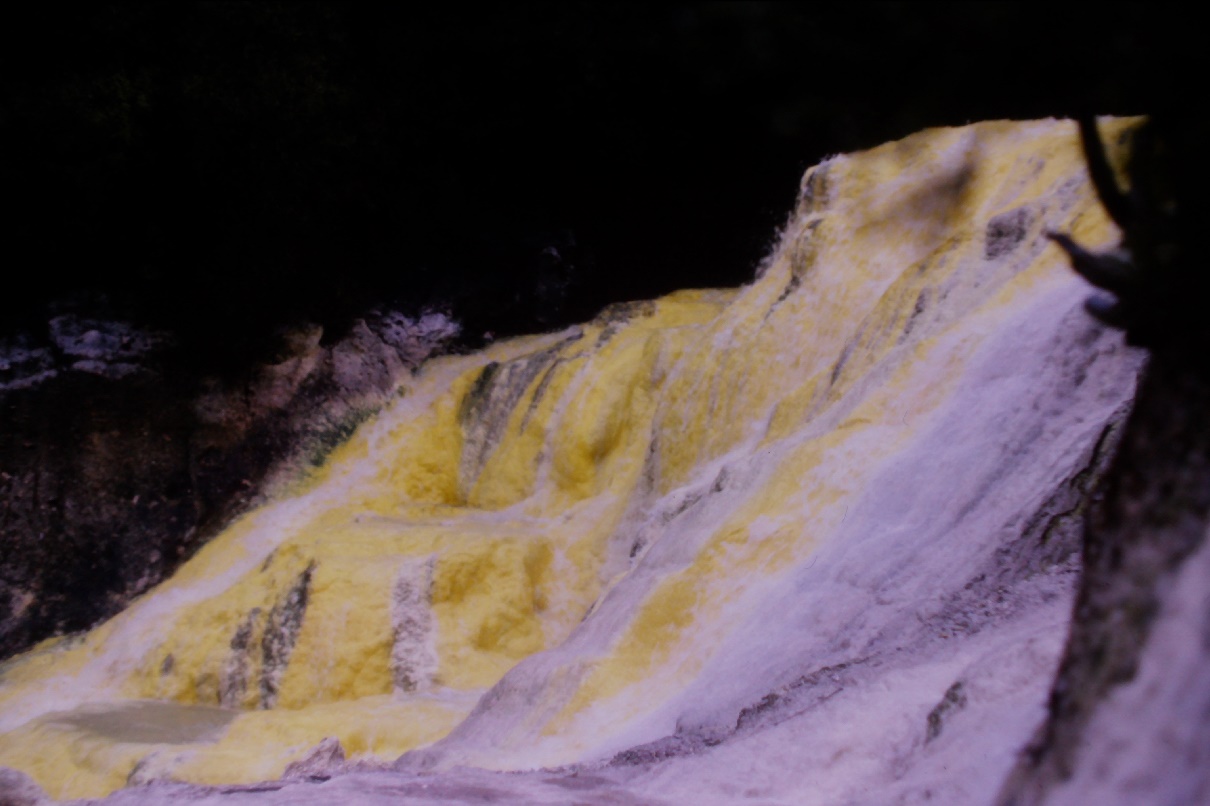 Une image contenant nature, grotte, neige, paysage Description générée automatiquement