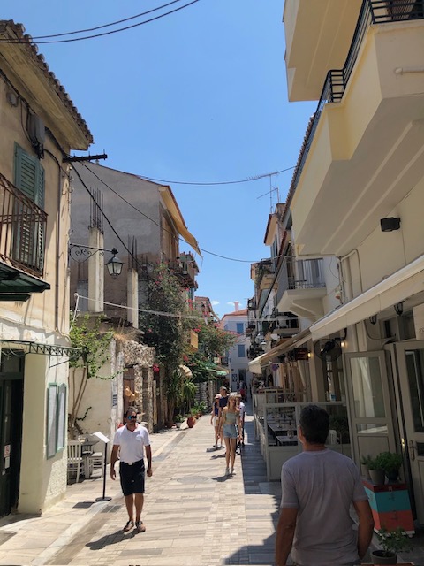 Une image contenant plein air, voie, ciel, rue
Description générée automatiquement