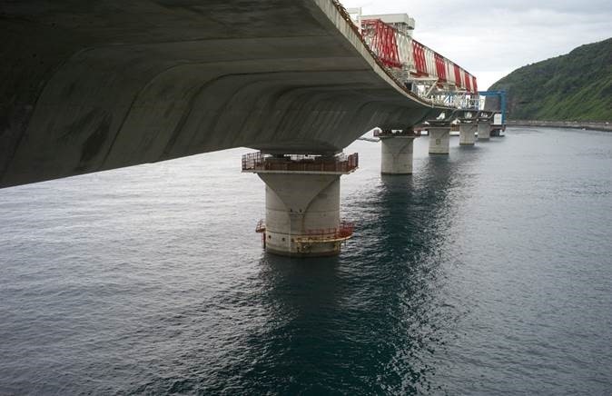 Une image contenant eau, plein air, ciel, pont Description générée automatiquement