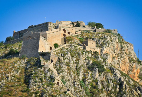 Une image contenant plein air, ciel, montagne, bâtiment
Description générée automatiquement