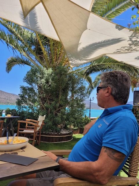 Une image contenant personne, table, arbre, meubles
Description générée automatiquement