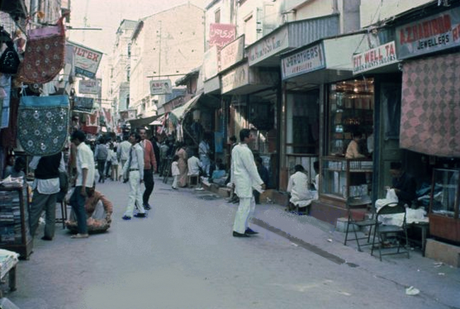 Une image contenant plein air, scène, bâtiment, chaussures
Description générée automatiquement