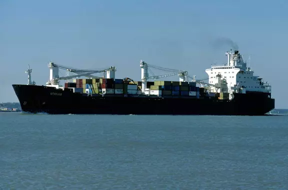 Une image contenant transport, embarcation, bateau, eau
Description générée automatiquement