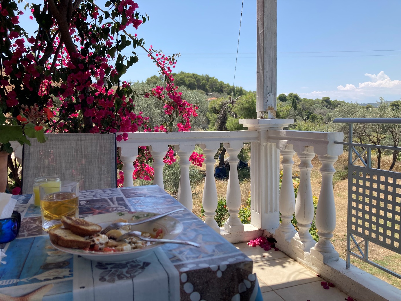 Une image contenant bâtiment, plein air, ciel, porche
Description générée automatiquement