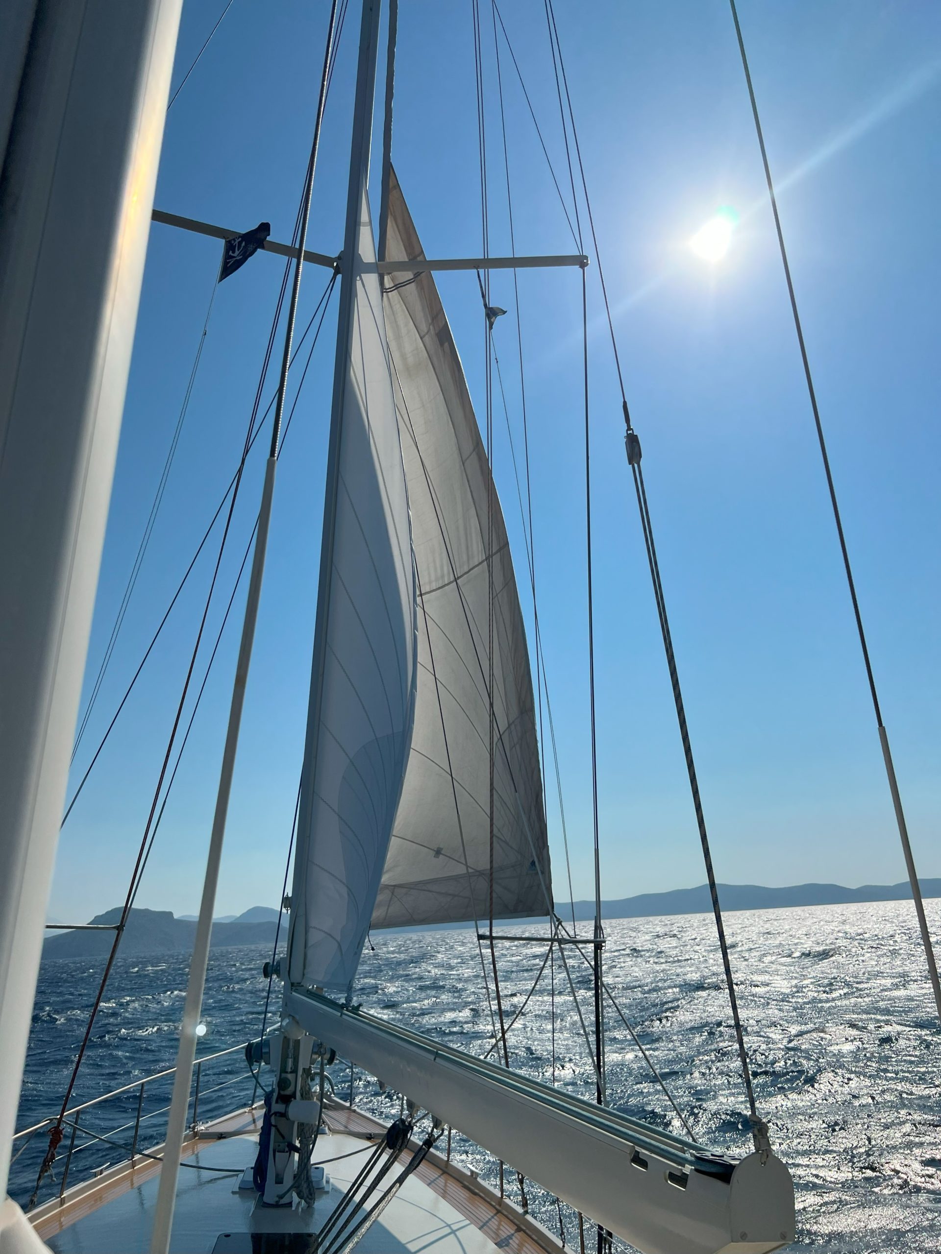 Une image contenant Voilier, transport, bateau, ciel
Description générée automatiquement