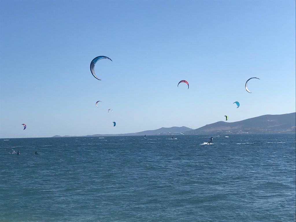 Une image contenant plein air, ciel, Sports de vent, parachute
Description générée automatiquement