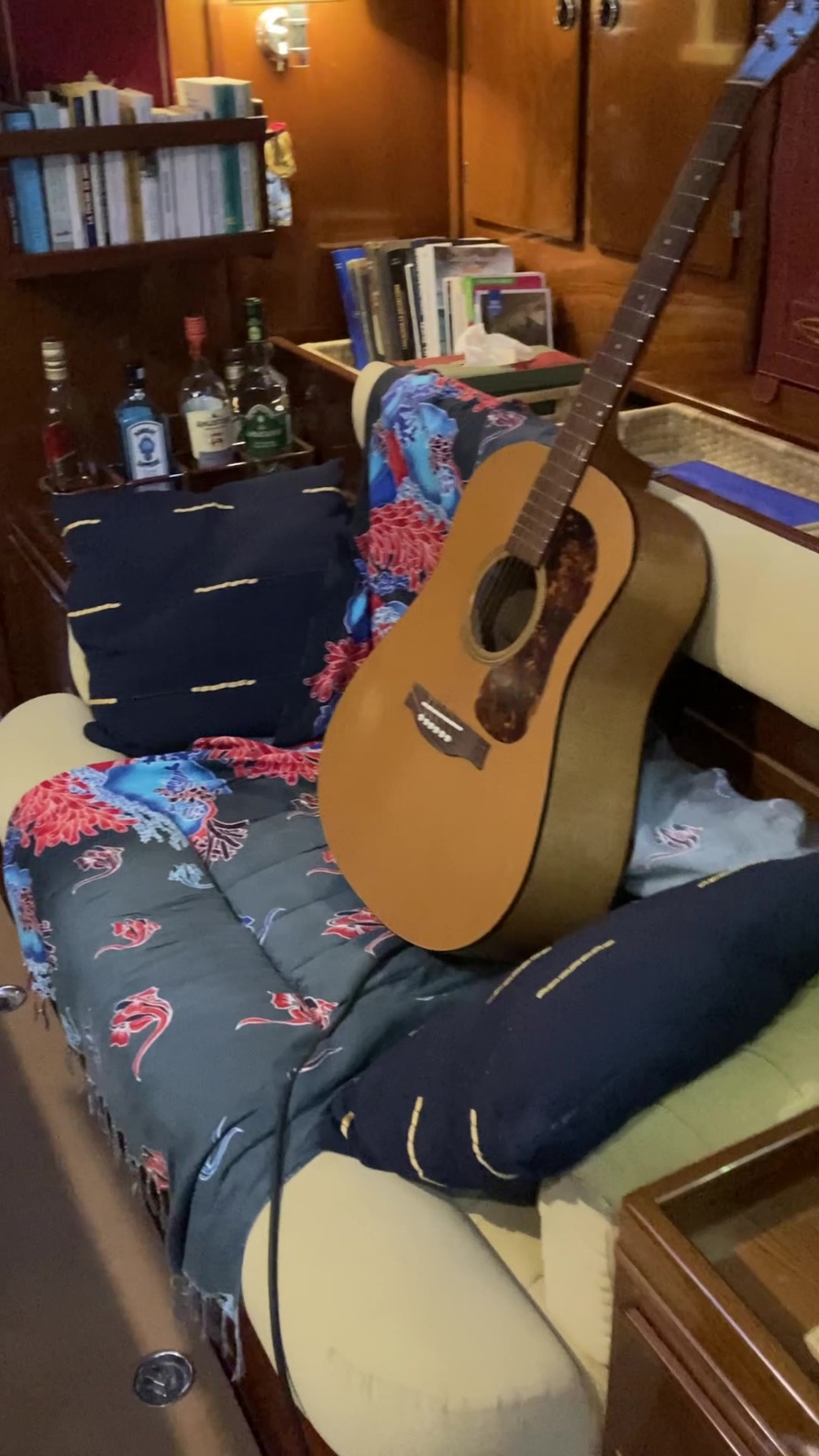 Une image contenant instrument de musique, guitare, intérieur, meubles
Description générée automatiquement