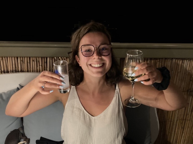 Une image contenant personne, habits, sourire, boisson
Description générée automatiquement