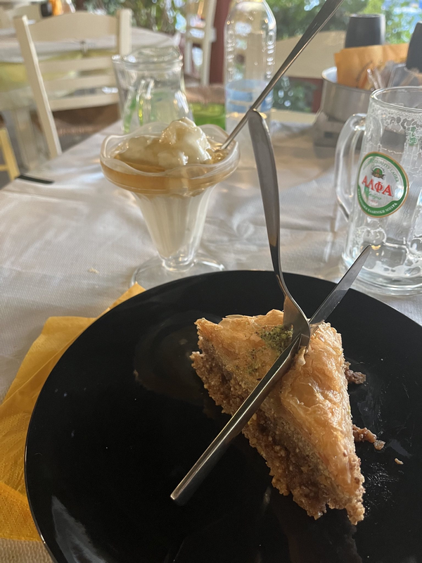 Une image contenant nourriture, Restauration rapide, vaisselle, boisson
Description générée automatiquement