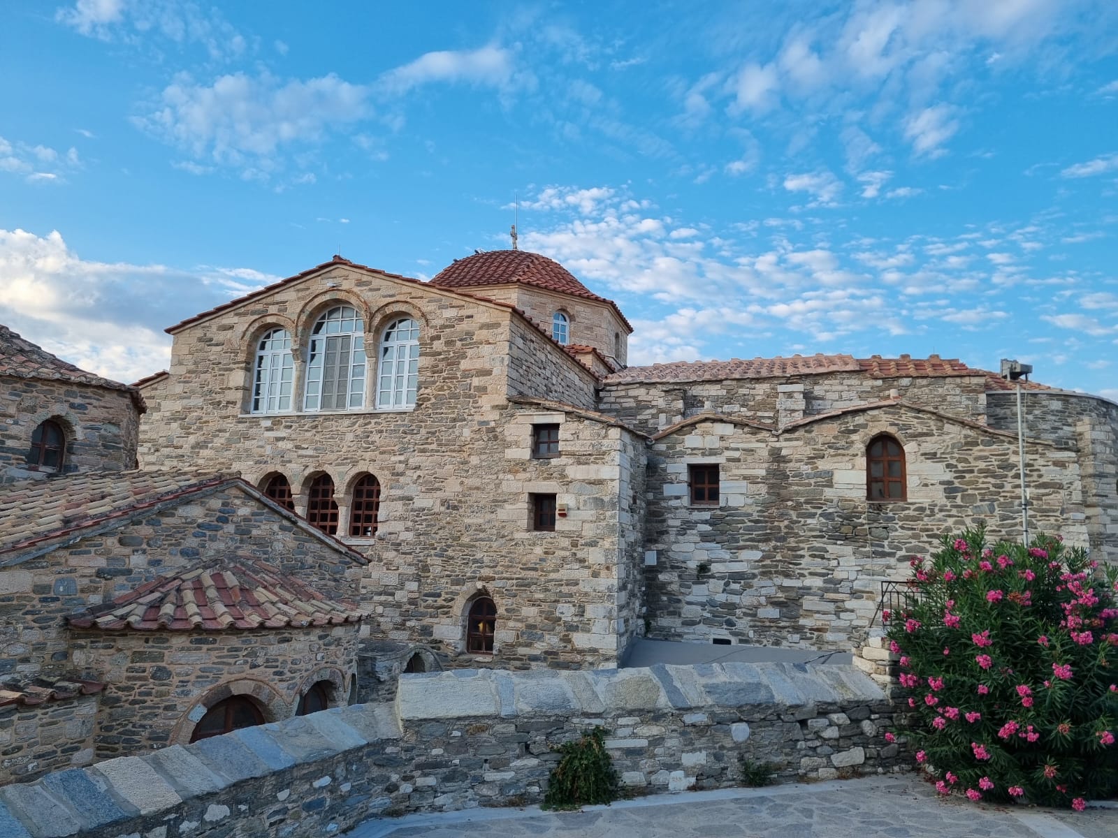 Une image contenant nuage, plein air, ciel, bâtiment
Description générée automatiquement
