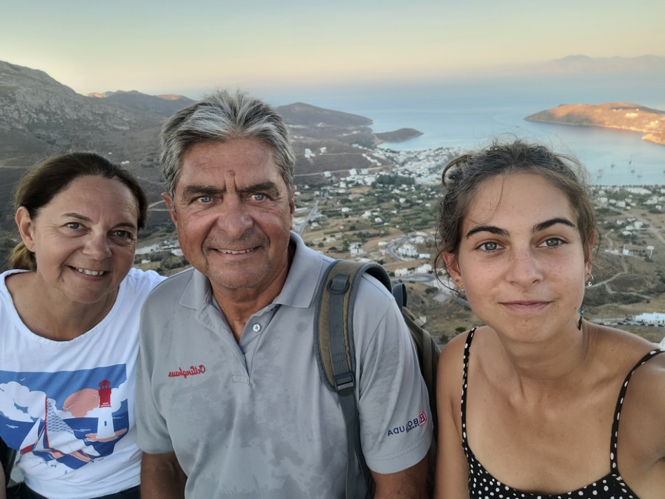 Une image contenant Visage humain, habits, personne, plein air
Description générée automatiquement