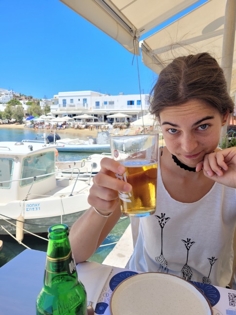 Une image contenant personne, boisson, ciel, Visage humain
Description générée automatiquement