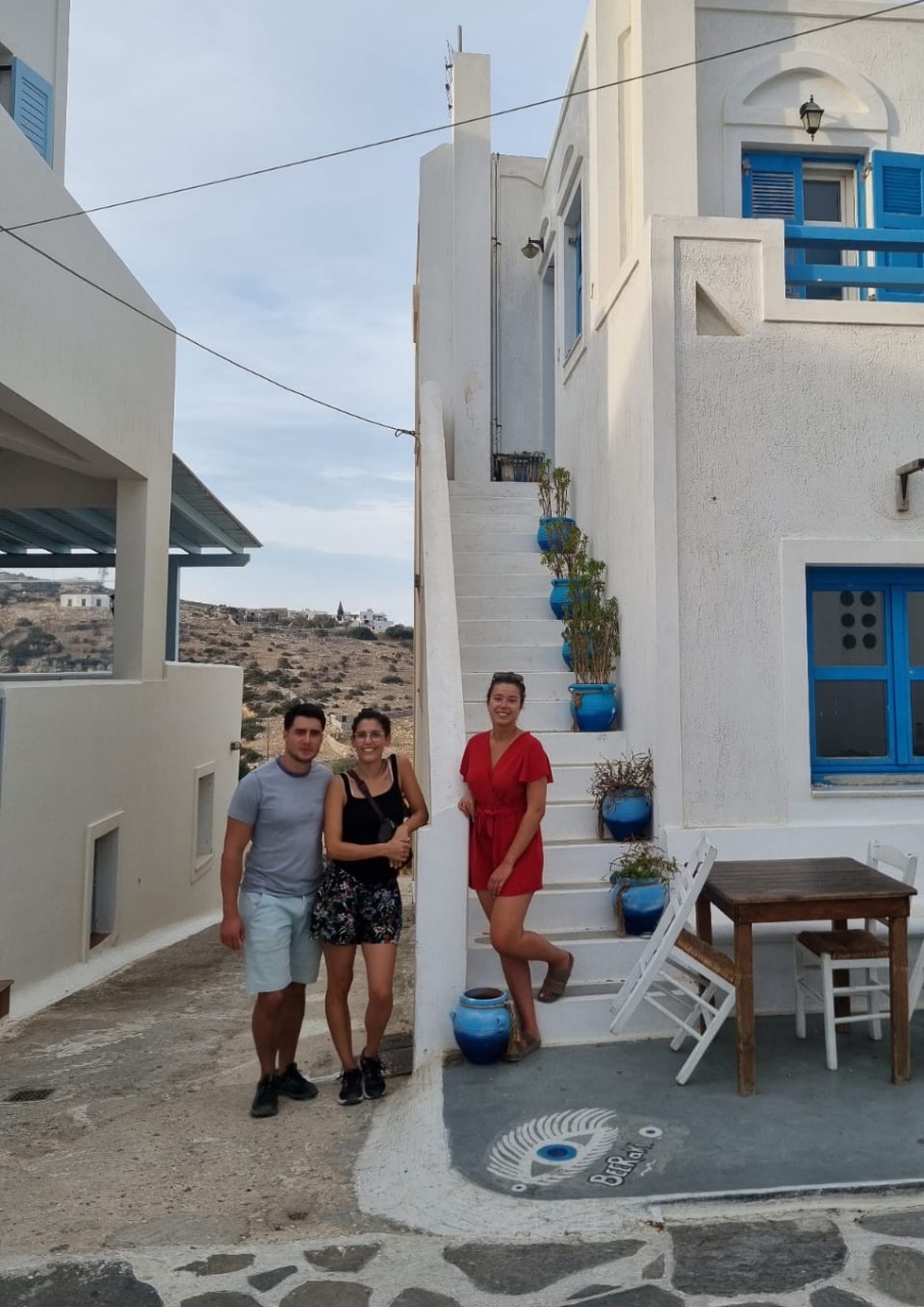 Une image contenant plein air, chaussures, bâtiment, habits
Description générée automatiquement