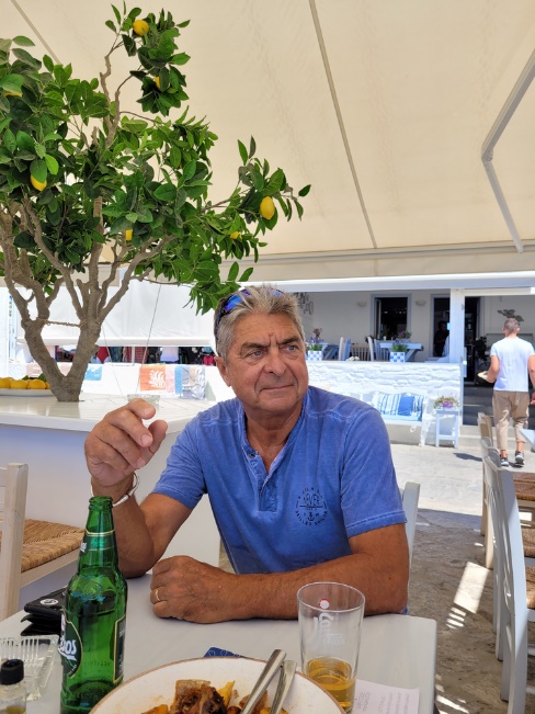 Une image contenant personne, habits, nourriture, boisson
Description générée automatiquement