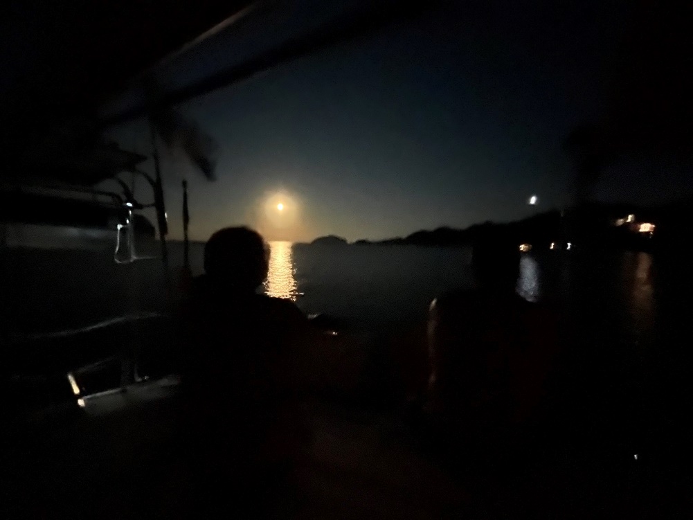 Une image contenant ciel, plein air, eau, obscurité
Description générée automatiquement