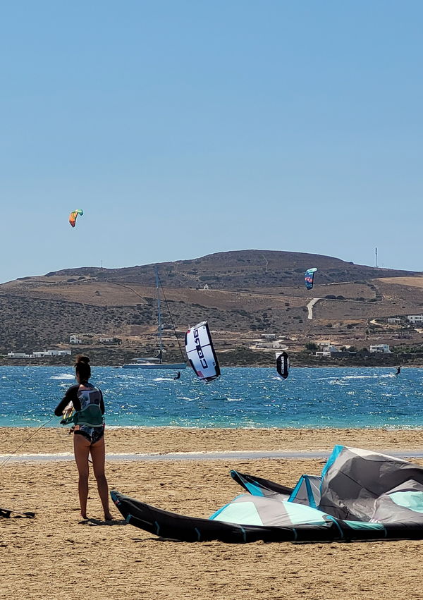 Une image contenant plein air, cerf-volant, ciel, plage
Description générée automatiquement