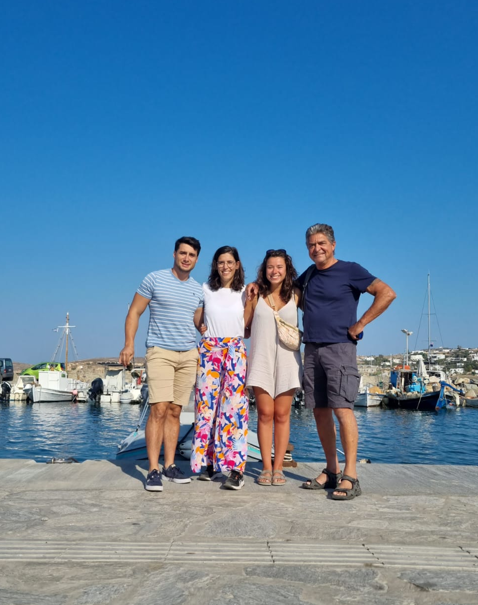 Une image contenant plein air, habits, personne, ciel
Description générée automatiquement