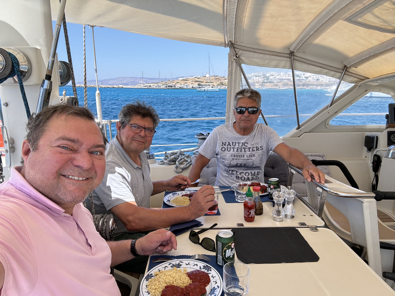 Une image contenant personne, habits, homme, bateau
Le contenu généré par l'IA peut être incorrect.