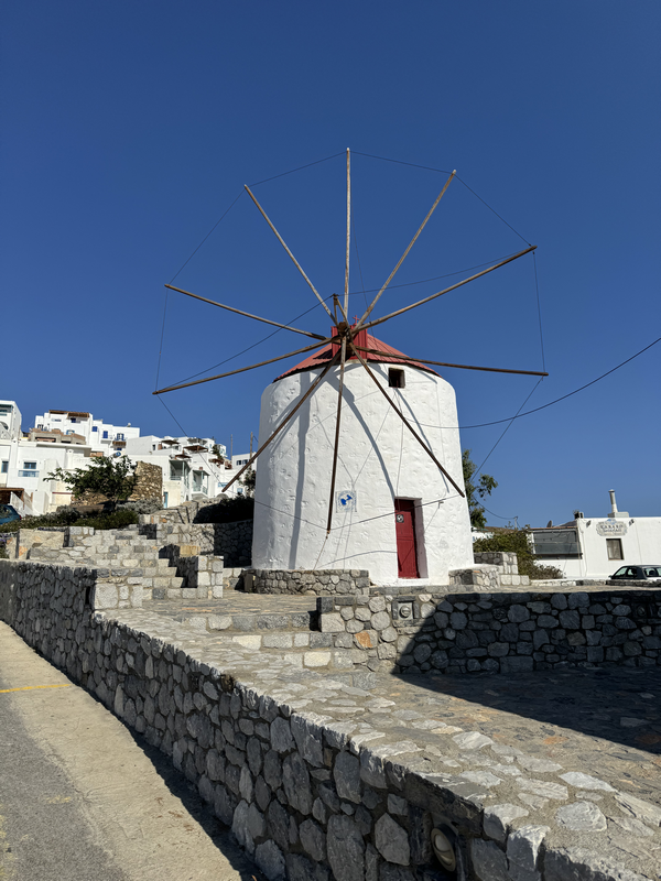 Une image contenant plein air, moulin à vent, ciel, bâtiment
Le contenu généré par l'IA peut être incorrect.
