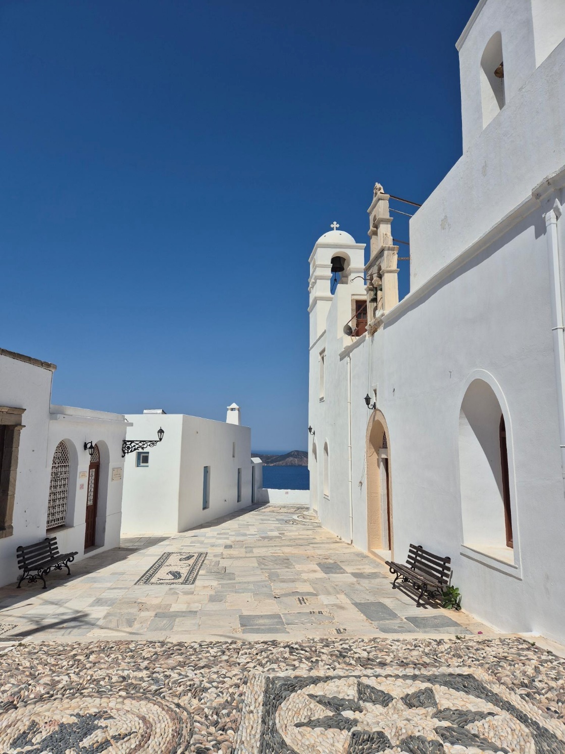 Une image contenant plein air, ciel, église, sol
Le contenu généré par l'IA peut être incorrect.