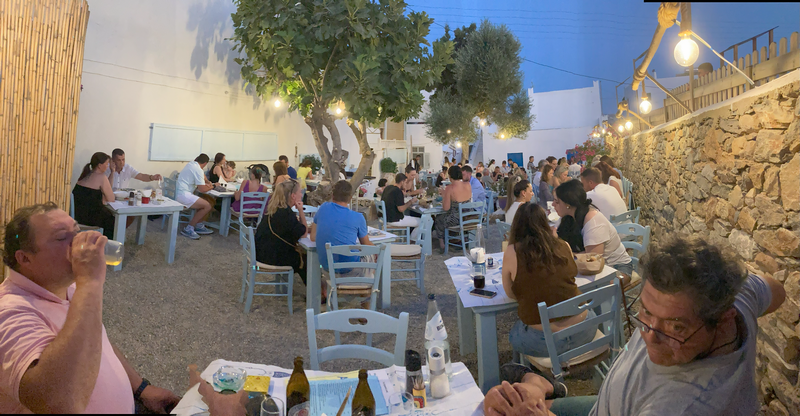 Une image contenant habits, personne, homme, femme
Le contenu généré par l'IA peut être incorrect.