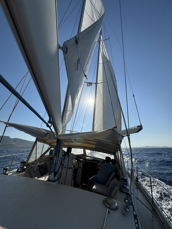 Une image contenant bateau, voilier, ciel, transport
Le contenu généré par l'IA peut être incorrect.