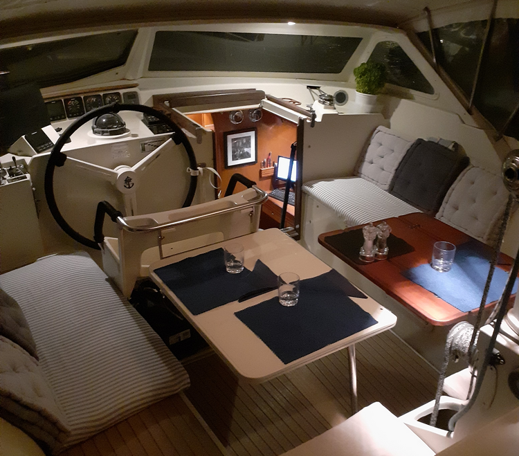 Une image contenant véhicule, intérieur, meubles, bateau
Le contenu généré par l'IA peut être incorrect.