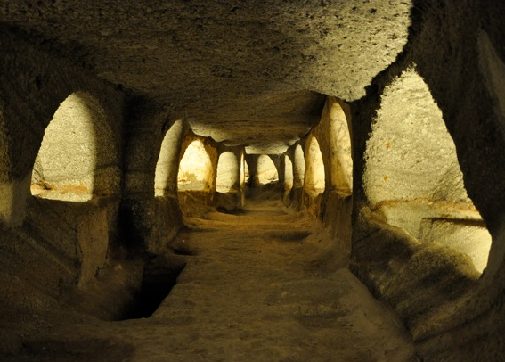 Une image contenant grotte, chambre funéraire, Ruines, bâtiment
Le contenu généré par l'IA peut être incorrect.