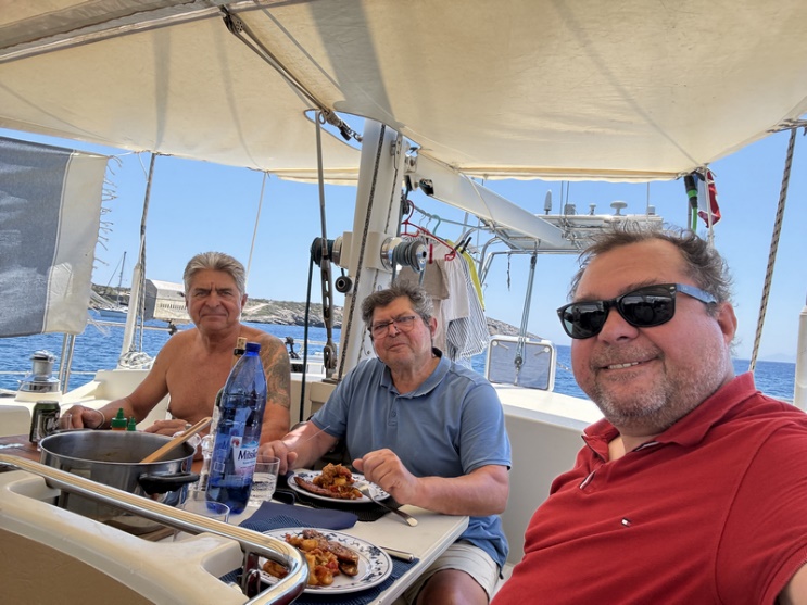 Une image contenant personne, habits, homme, lunettes de soleil
Le contenu généré par l’IA peut être incorrect.