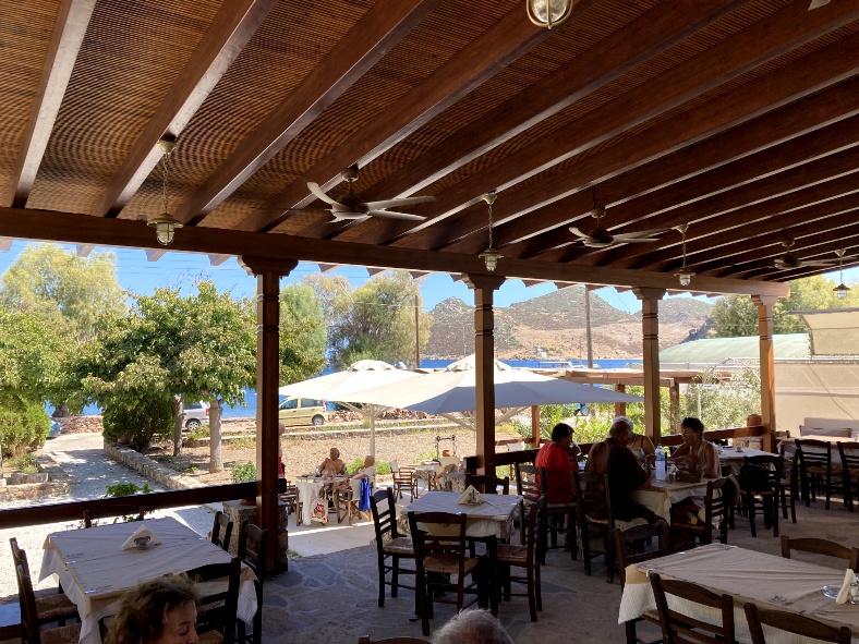 Une image contenant meubles, ombre, Table de cuisine et de salle à manger, plein air

Le contenu généré par l’IA peut être incorrect.